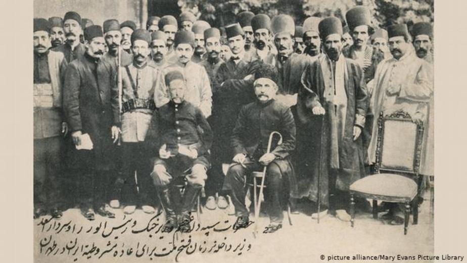 عکسی از فاتحان تهران در دوران مشروطه. سپه‌دار اعظم، محمد ولی تنکابنی به همراه سردار اسعد، وزیر داخله و از روسای ایل بختیاری‌. تاریخ: ۱۹۰۹ میلادی