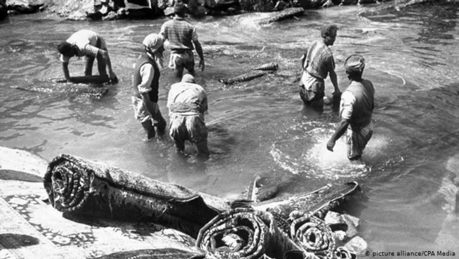 مردان در حال شستن قالی در یک رودخانه. تاریخ عکس نامشخص 