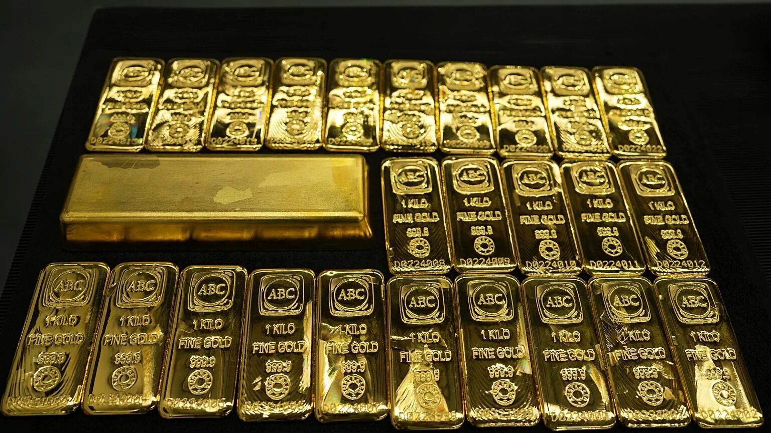 آخرین قیمت انس جهانی طلا امروز یکشنبه ۲۳ فروردین ۱۴۰۵